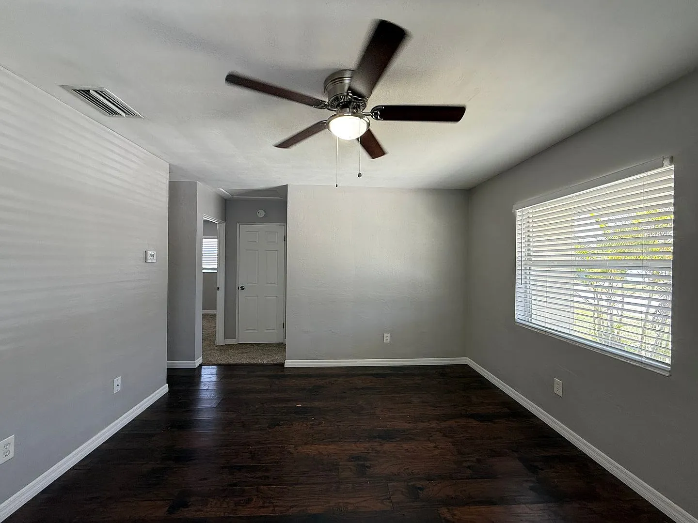 Available Now! Charming 3-Bedroom Home with Fenced Backyard in St. Petersburg! — Photo 4