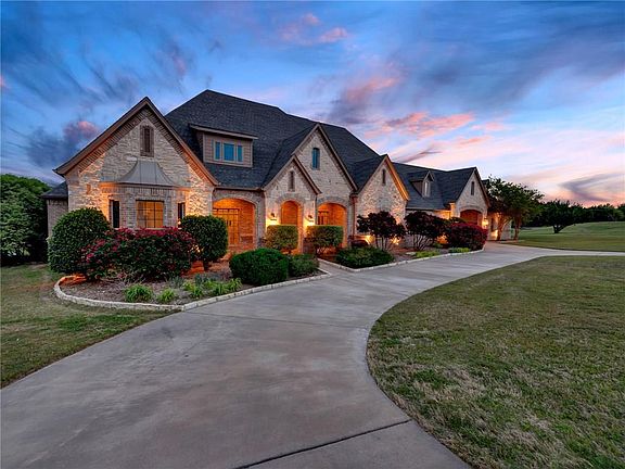 2nd image of 215 Loma Blanca Ln