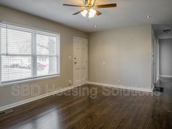 2nd image of 1214 N Vista Dr