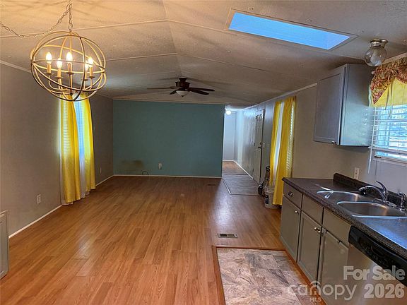 5th image of 1025 29th Street Pl NE