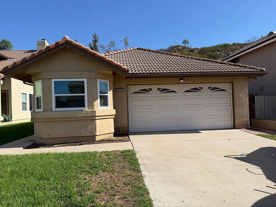 12036 Calle Naranja