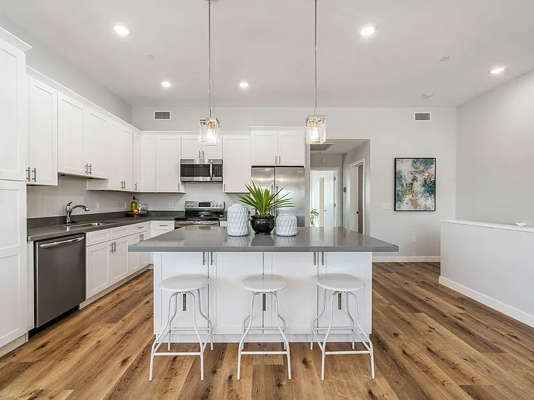 1645 E Cheery Lynn Rd — Photo 3