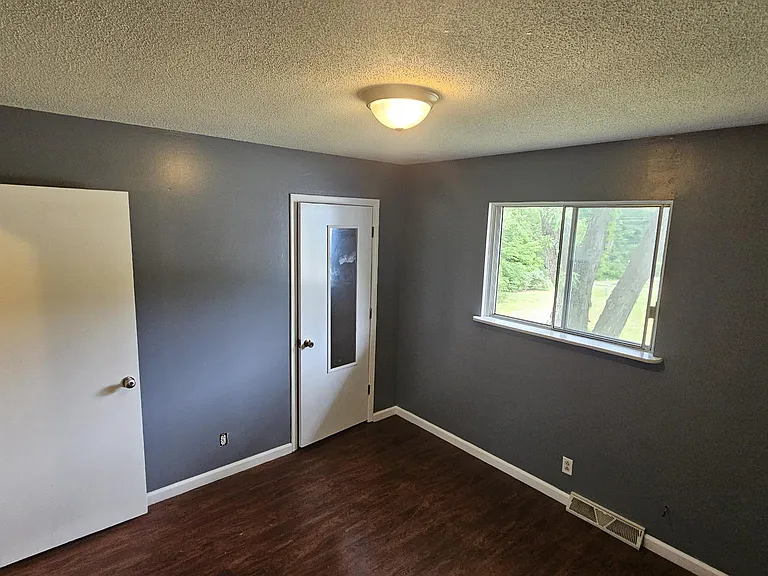 Middle front bedroom