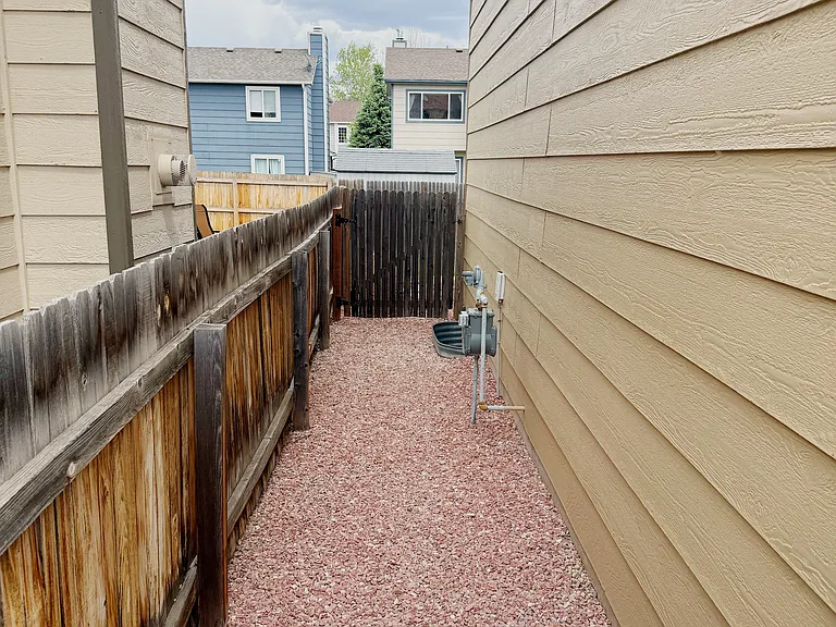 8061 Scarborough Dr — Photo 3