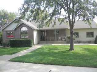 109 Oakhill Dr, Wamego, KS 66547
