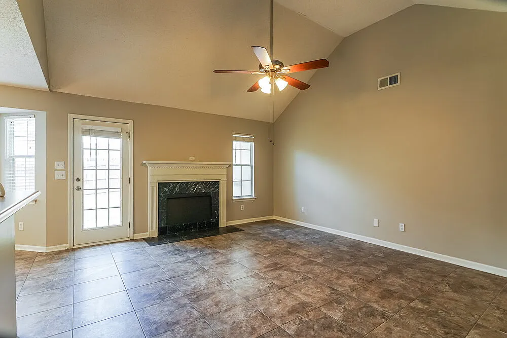 3 bed, 2.0 bath, 1472 sqft, $2,005 — Photo 3