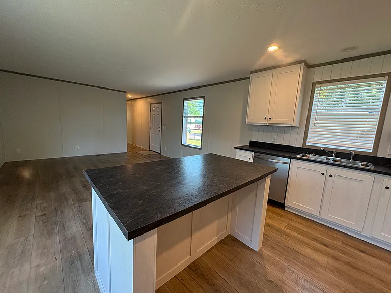 437 Selkirk Dr — Photo 4