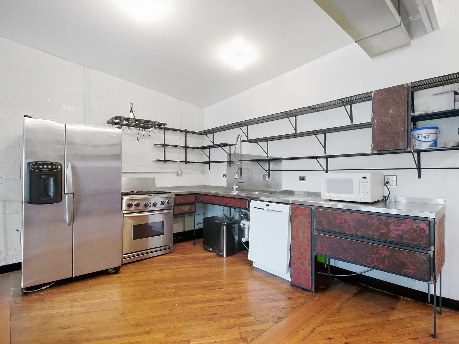 2 bed, 2.5 bath, 2600 sqft, $4,500 — Photo 2