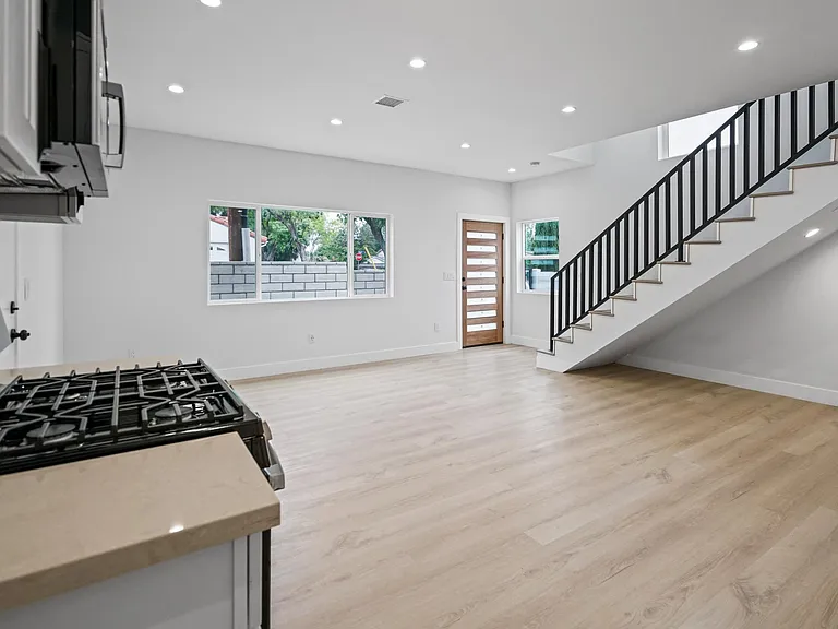 10900 Baird Ave — Photo 8