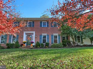 2 W Red Gold Cir, Camp Hill, PA 17011