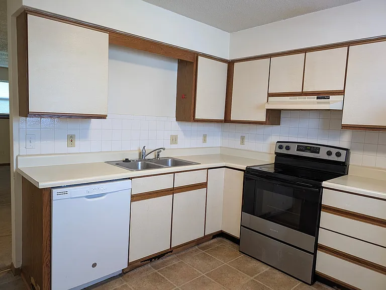 514 Cantebury Dr #C — Photo 3