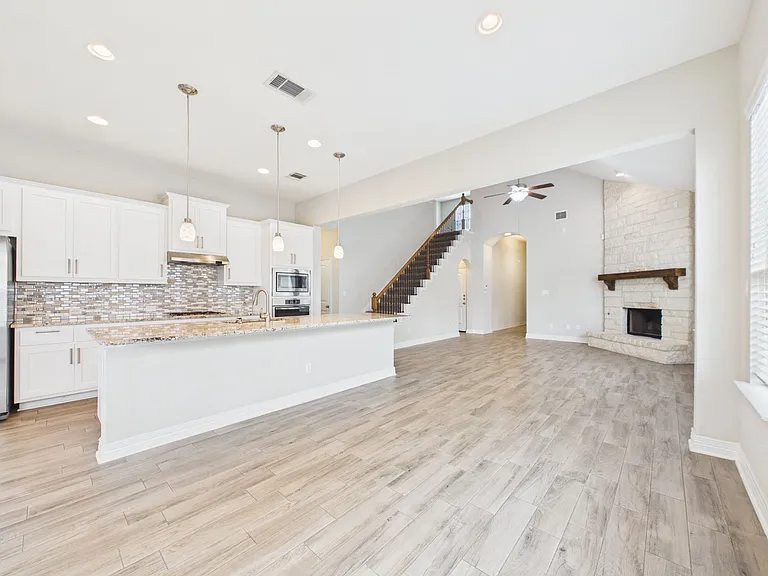105 Auburn Cv — Photo 17