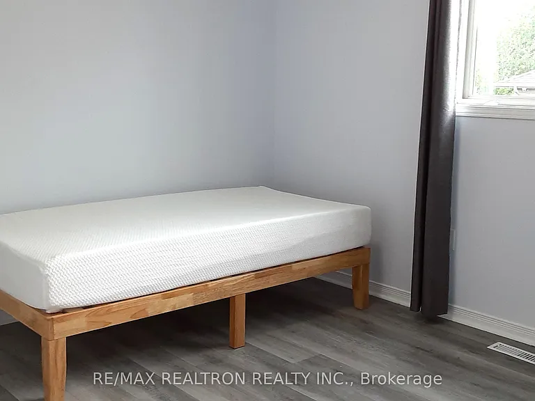 1098 Farnsborough Cres — Photo 14