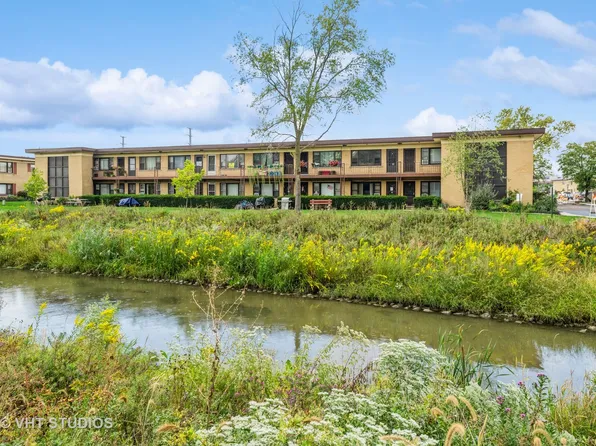 15 King Arthur Ct APT 15, Melrose Park, IL 60164