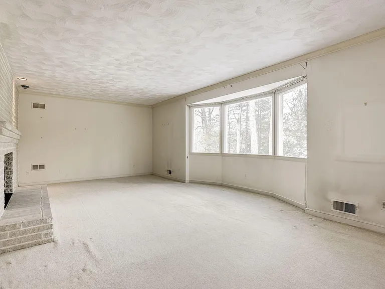 1429 Laburnum St — Photo 6