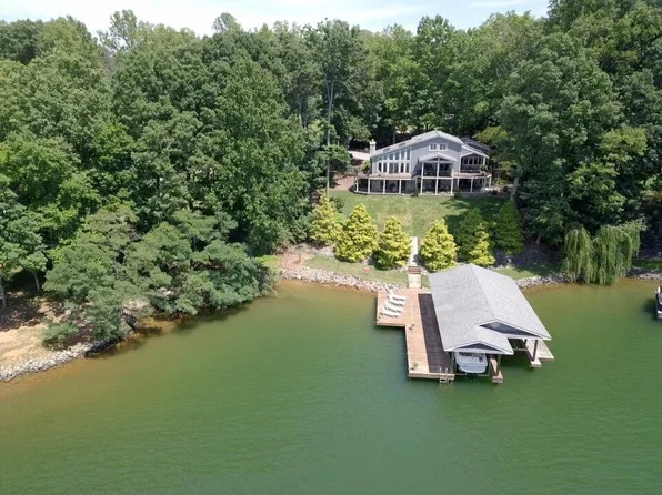200 Lake Pine Dr, Moneta, VA 24121