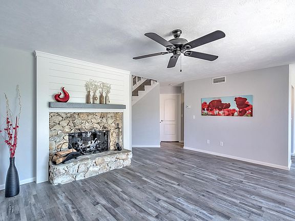 3rd image of 32 Wildwood Trl
