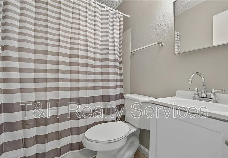 1819 Knox St — Photo 25