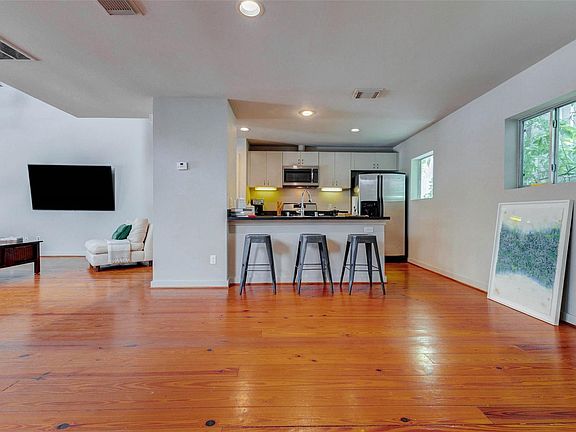 4th image of 219 W Gray St