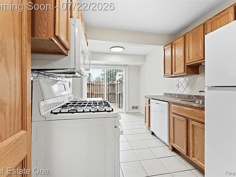 15588 Dupage Blvd — Photo 4
