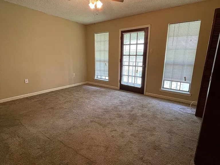 14020 Tiger Bend Rd — Photo 10