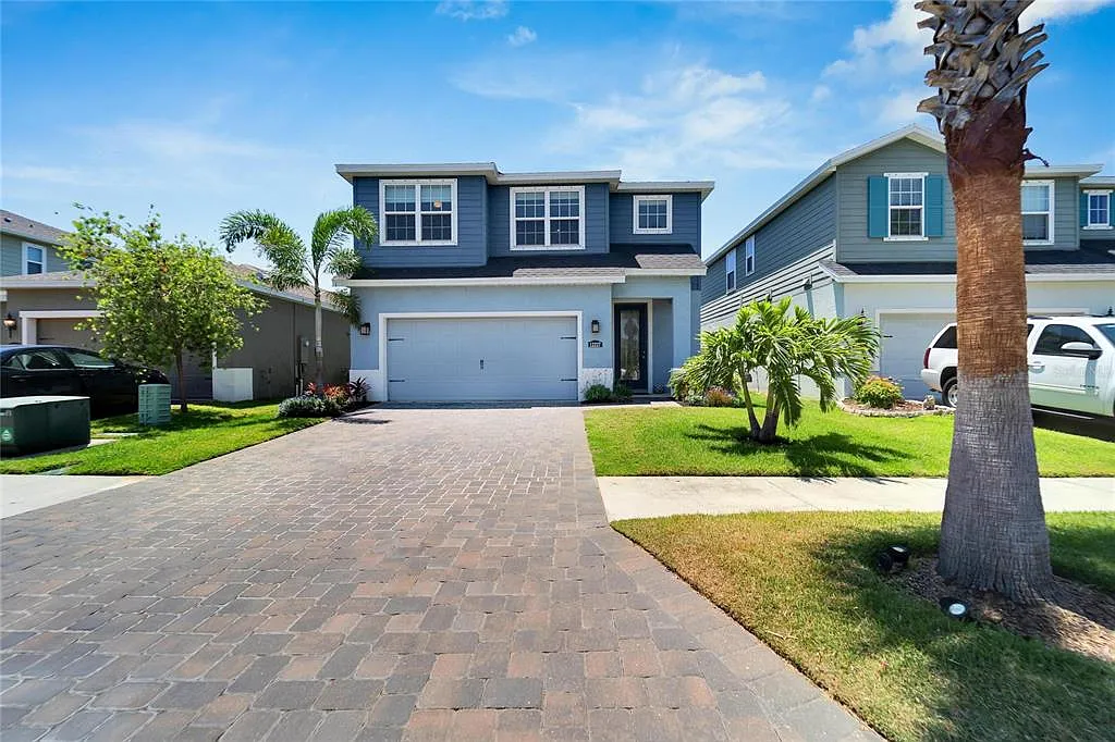 3 bed, 2.5 bath, 1936 sqft, $2,800 — Photo 2