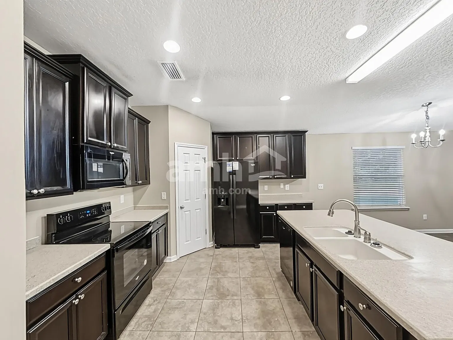 3 bed, 2.0 bath, 1924 sqft, $2,455 — Photo 3