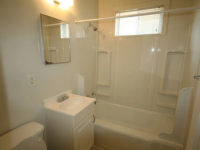 Charming 1BR duplex. Walk to 9th St. and DUKE! — Photo 8