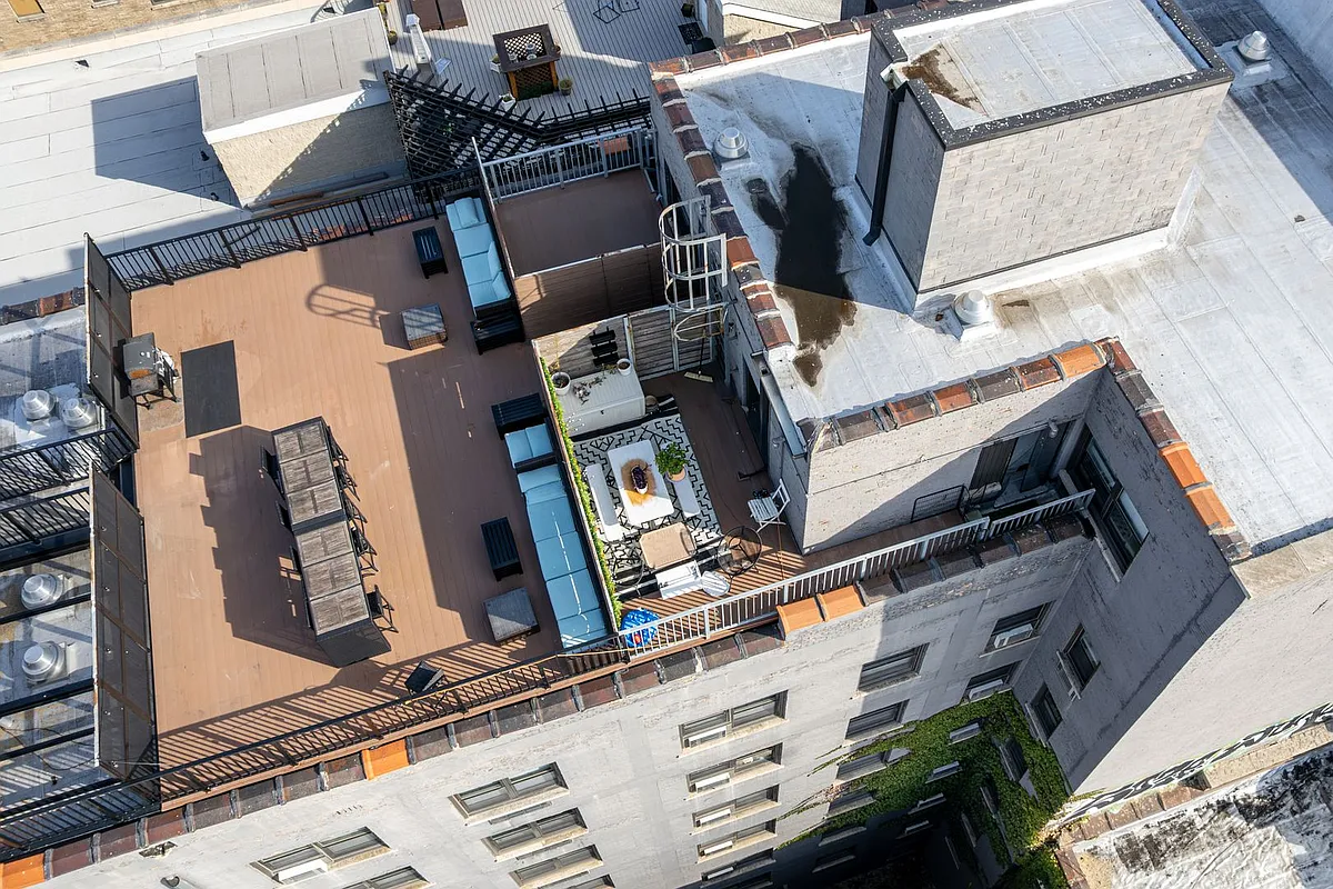 Building Photo - The Winthrop House
