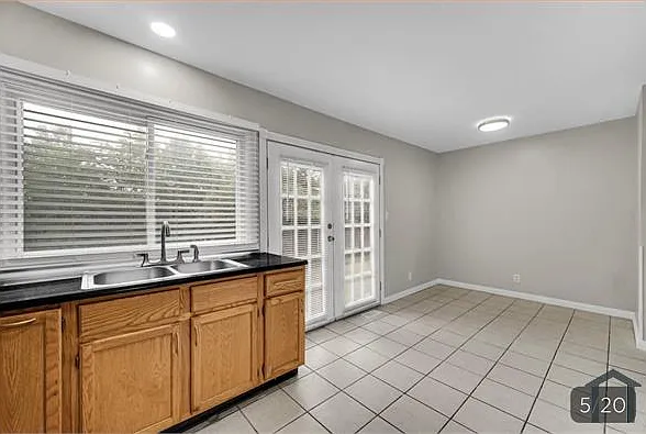 451 Yorkshire Sq — Photo 4