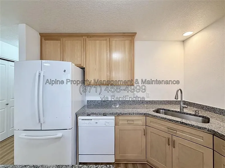 210 NW Connell Ave — Photo 7
