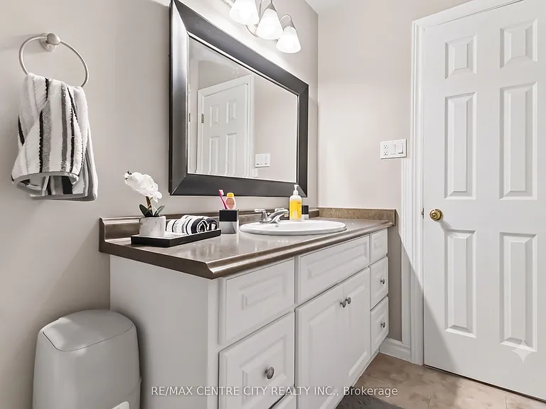 423 Everglade Cres — Photo 7