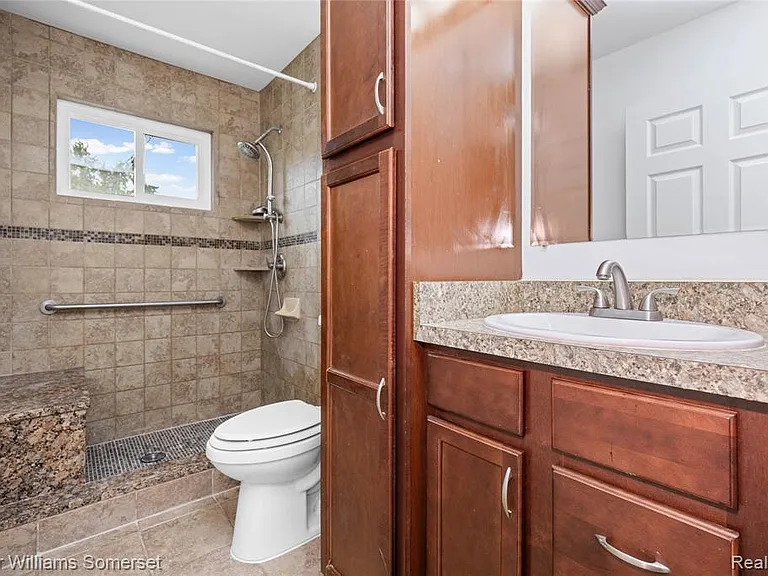 90 Tacoma Dr — Photo 22