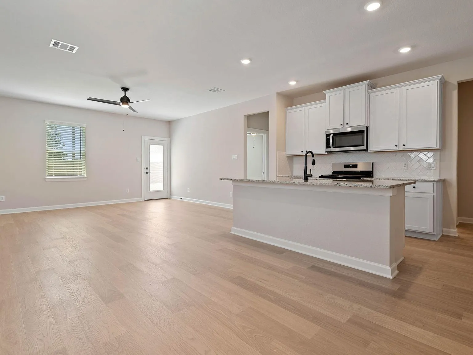 3 bed, 2.0 bath, 1400 sqft, $2,425 — Photo 4