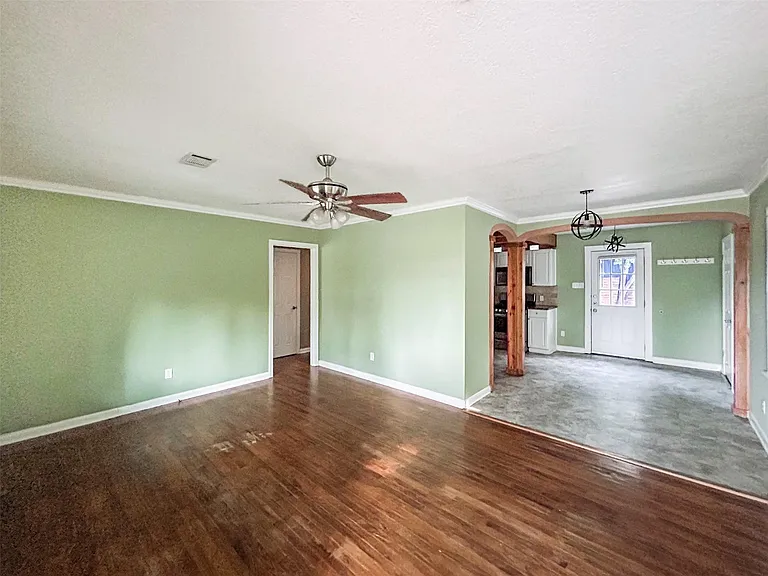 805 Herndon Ln — Photo 2
