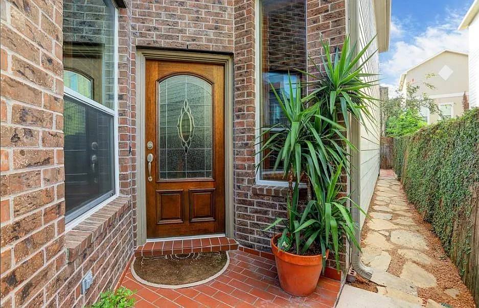 3 bed, 2.5 bath, 2263 sqft, $3,200 — Photo 2