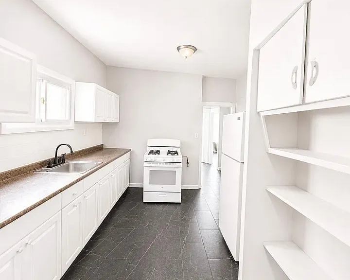 381 Leslie St #1L — Photo 1