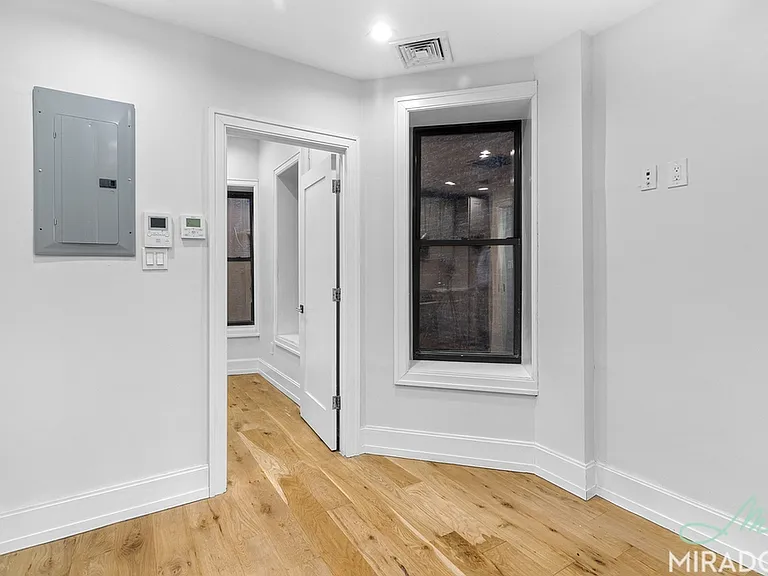 221 E 10th St #6 — Photo 5