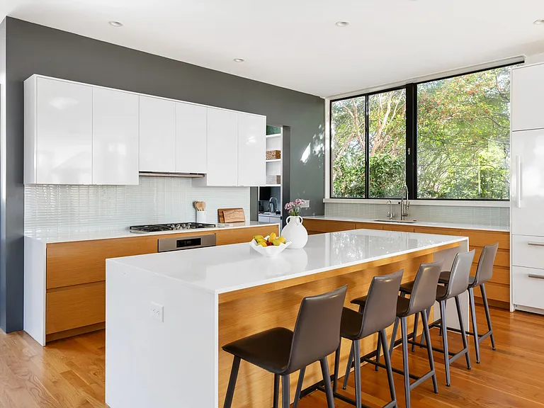 1020 Bellevue Dr NE — Photo 3