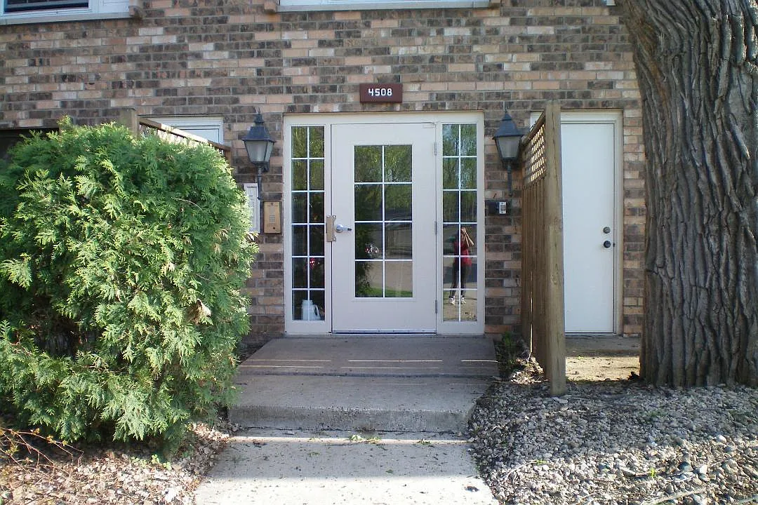 4508 Cedar Lake Rd S — Photo 2