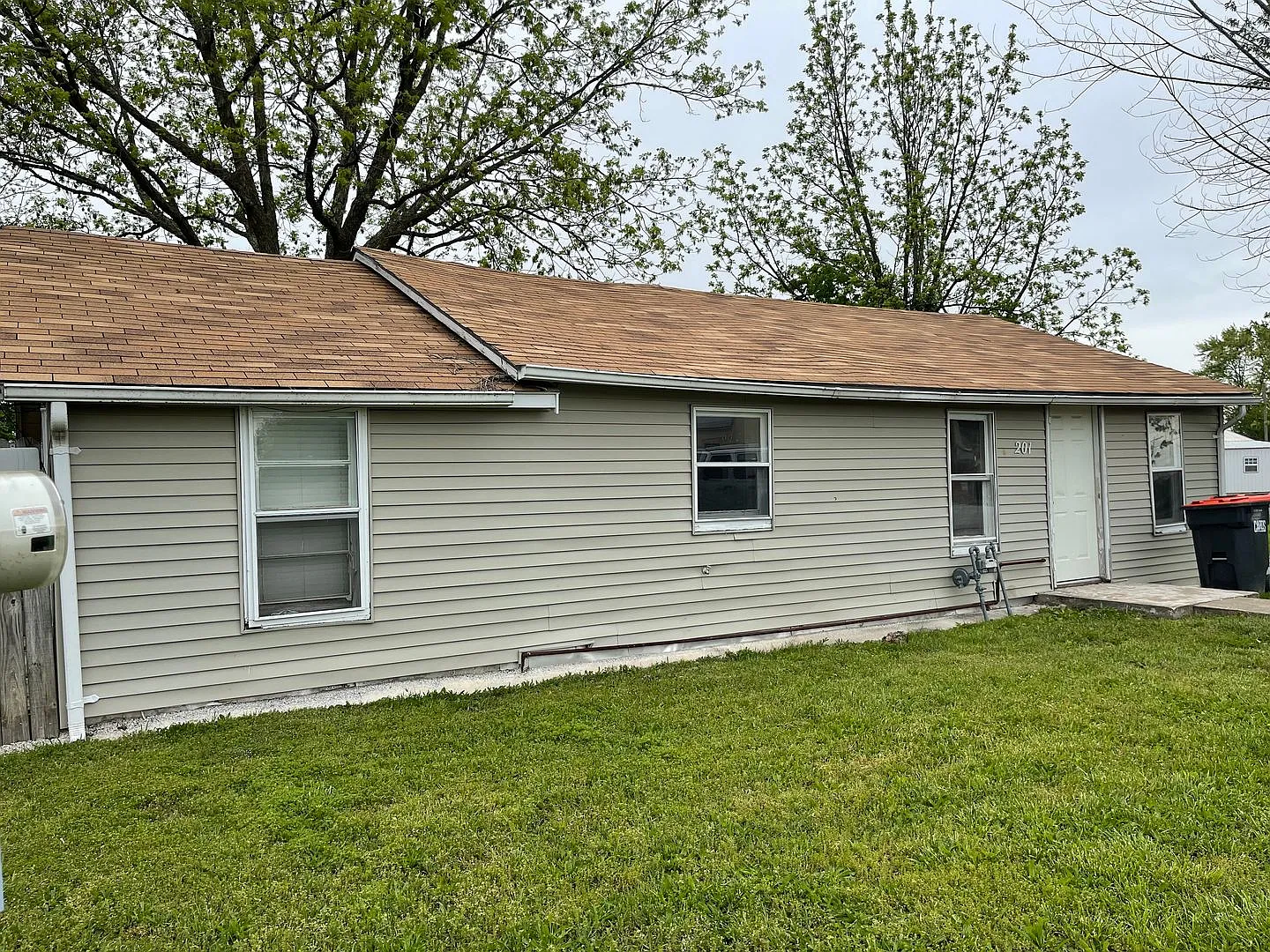3 Bed 1 Bath - Exeter — Photo 1