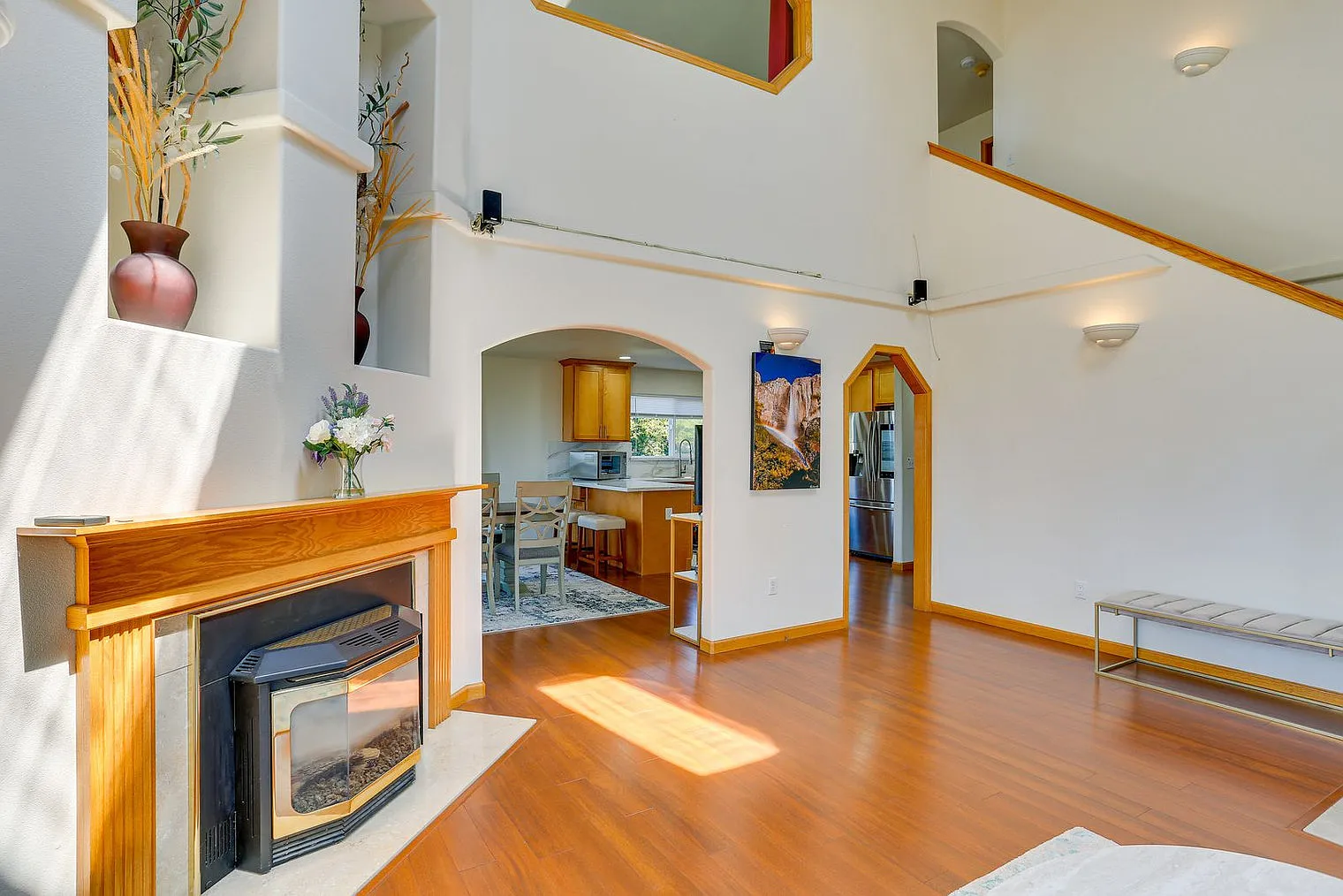 3 bed, 2.0 bath, 2335 sqft, $6,072 — Photo 2