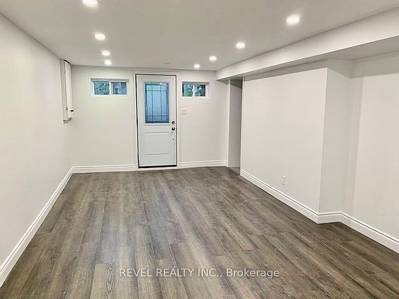 3rd image of 636 Scarlett Rd S