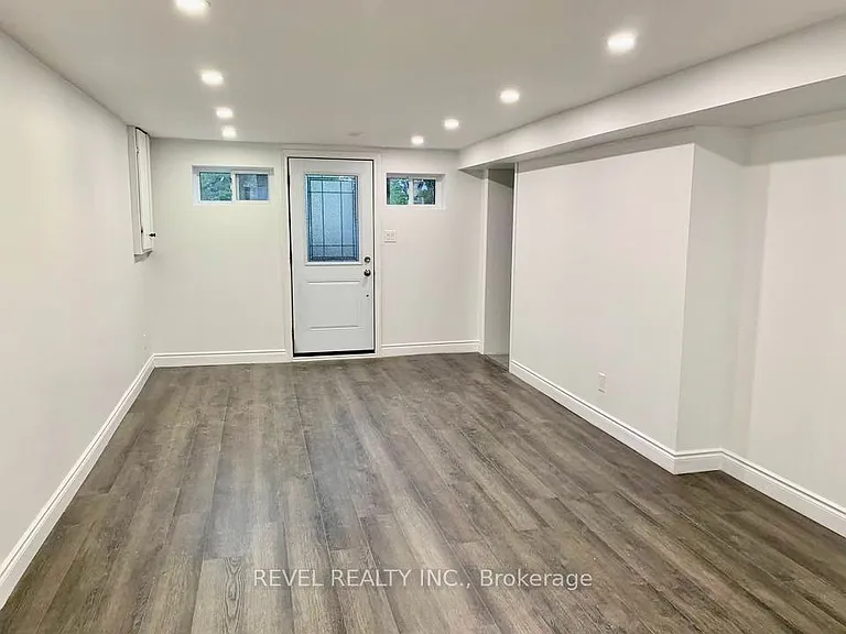 636 Scarlett Rd S #LOWER — Photo 3