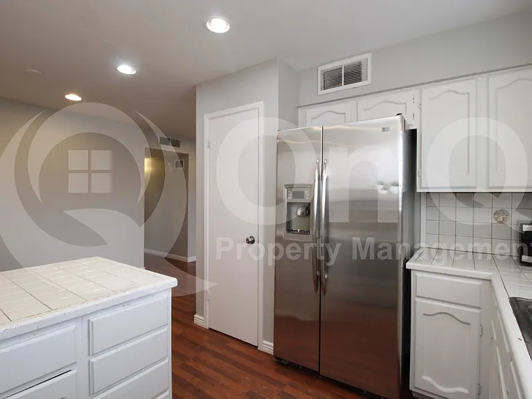2522 E Don Carlos Ave — Photo 4