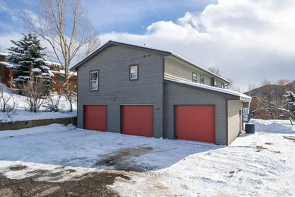 568 Tamarack Dr — Photo 1