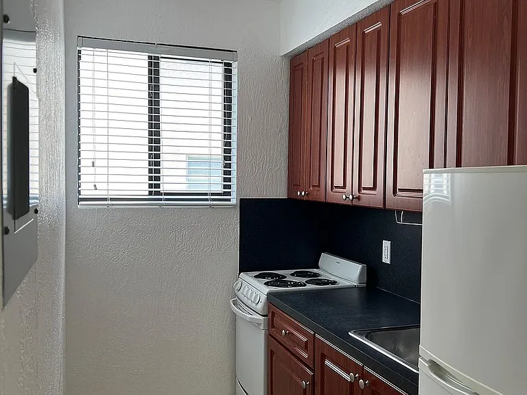 421 SW 6th St #7 — Photo 3