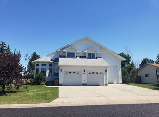 308 28th St NW, Minot, ND 58703