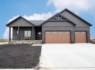 5852 James Dr W, West Fargo, ND