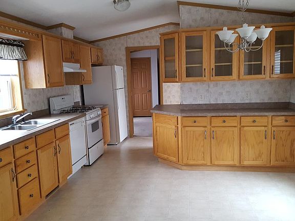 Large Kitchen with lots of space.